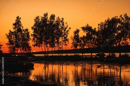 Zachód słońca w małym porcie nad jeziorem