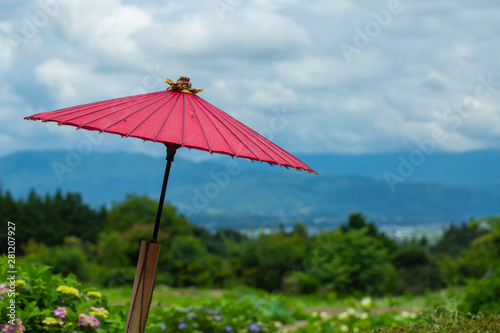赤い和傘と伊那の遠景
