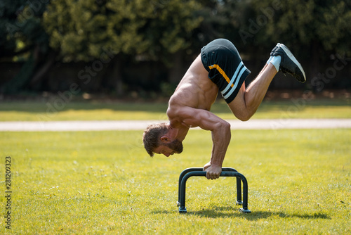Fotografie calisthenics hand stand fitness, sport, training and lifestyle concept - young m