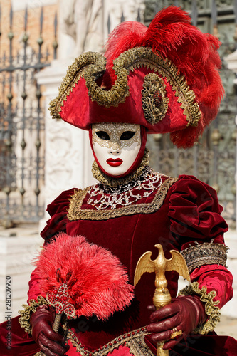 Kostümierte Frau mit traditioneller venezianischer Maske, Karneval in Venedig, Venetien, Italien, Europa