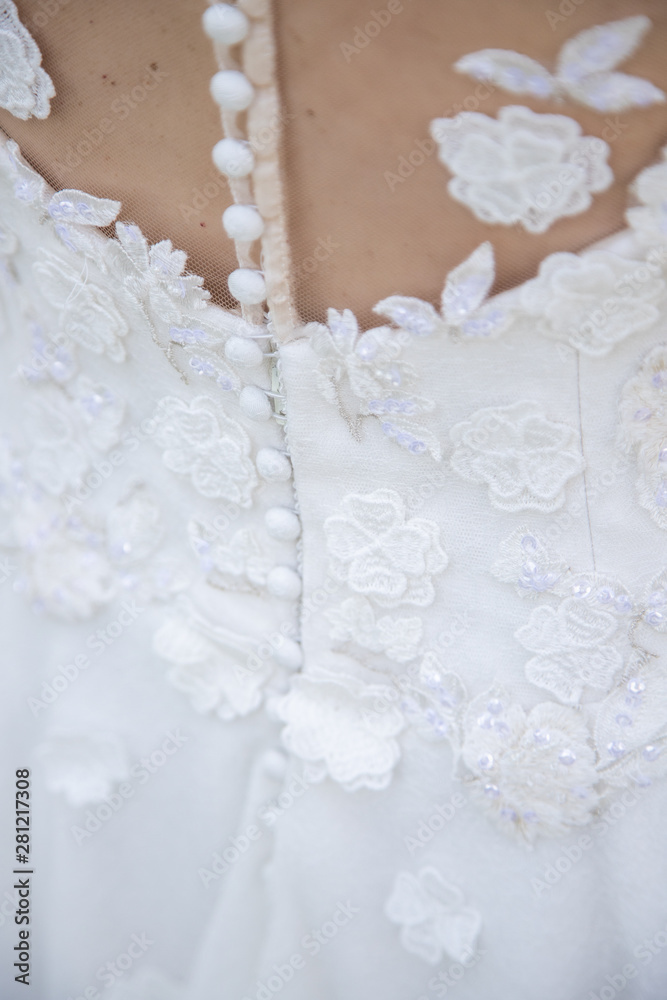 Détail de la mariée lors des photos de couple Détail de la mariée lors des photos de couple
