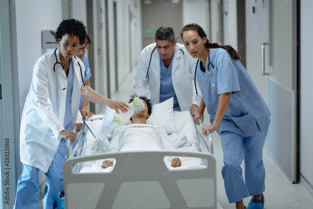 Obraz premium Medical team pushing emergency stretcher bed in the corridor