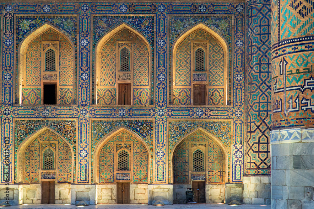 Obraz premium Decoration of the Madrasah on the Registan Square - main square of Samarkand, Uzbekistan.