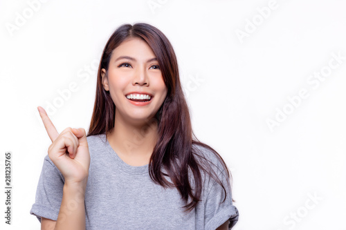 Fotografie Beautiful young asian woman has good ideas for doing business or selling product, smiley face