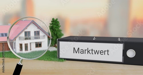 Wert-Bestimmung einer Immobilie. Akten-Ordner, Modell eines Hauses, Baum und Rasen bewegen sich in das Sichtfeld. Animierte Lupe erscheint. Aktenordner wird mit dem Wort Marktwert beschriftet.