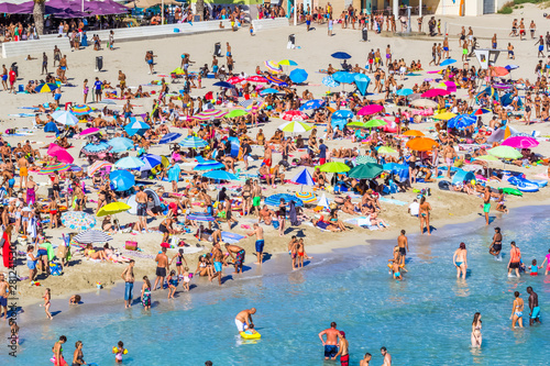 foule de baigneurs sur plage du Verdon, la Couronne, France