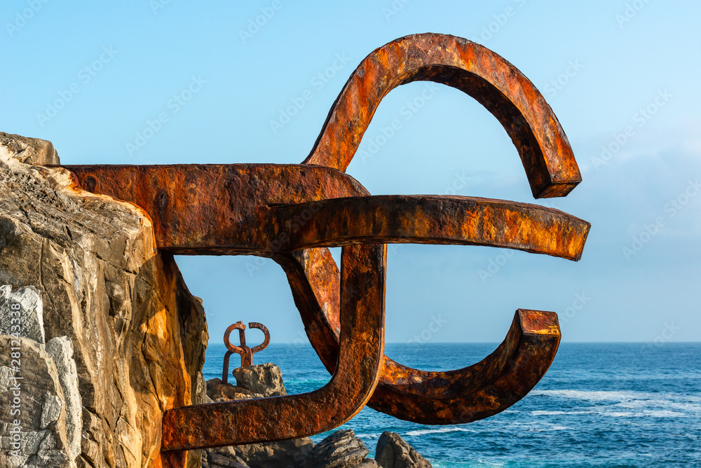 Fototapeta premium The Comb of the Wind w Donostii-San Sebastian, Hiszpania