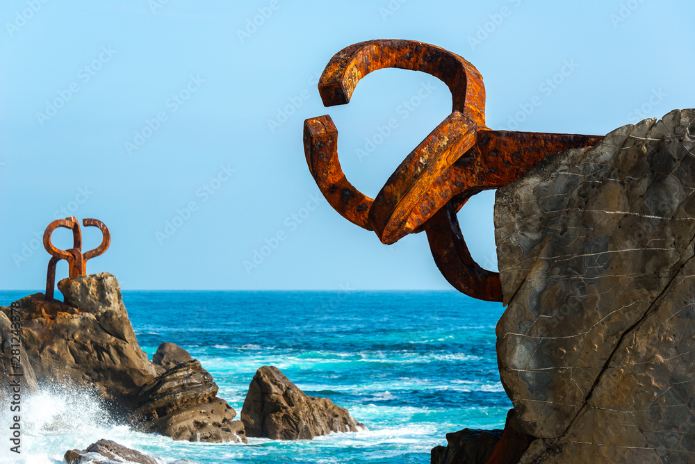 Fototapeta premium The Comb of the Wind w Donostii-San Sebastian, Hiszpania