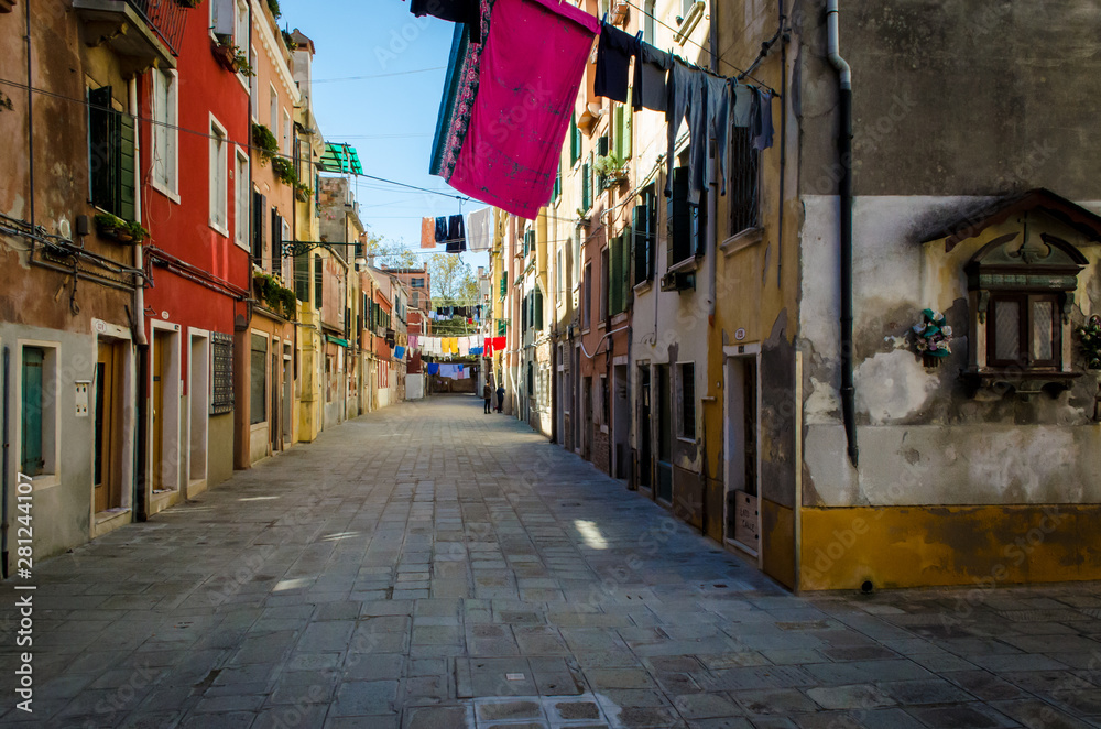 Bucato steso ad asciugare in una calle di Venezia con un tabernacolo dedicato a Sant'Antonio