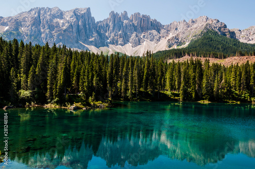 Dolomiten, Karersee, Berge, Wanderweg, Bergsee, Rundweg, Latemargruppe, Südtirol, Sommer, Italien photo