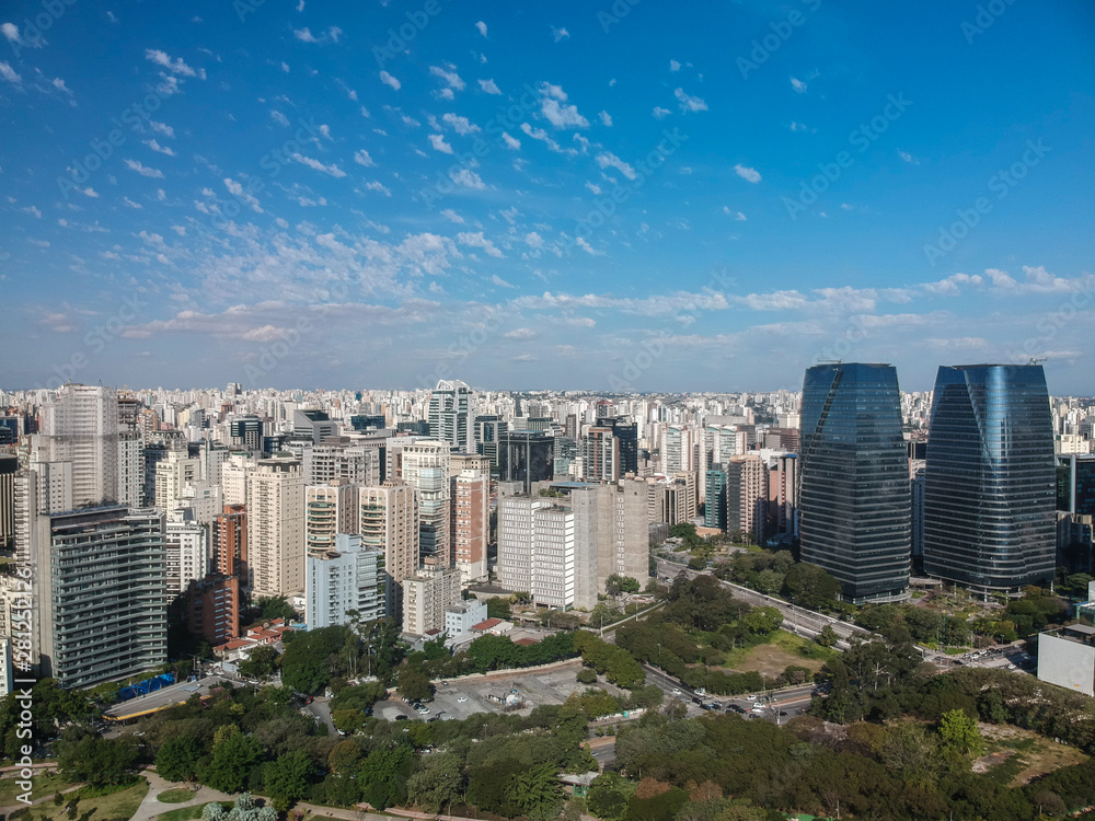 Obraz premium Vista aérea do Itaim Bibi e Parque do Povo em São Paulo, Brasil