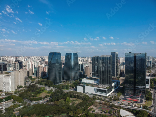 Vista aérea do Itaim Bibi e Parque do Povo em São Paulo, Brasil © phaelshoots
