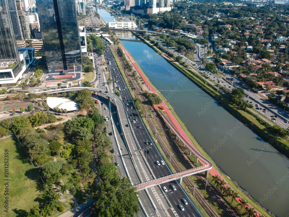 Vista aérea da marginal Pinheiros em São Paulo, Brasil