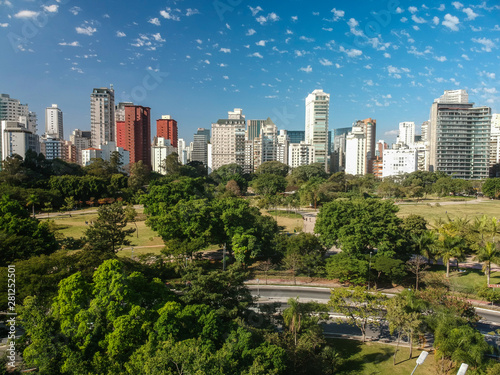 Vista aérea do Itaim Bibi e Parque do Povo em São Paulo, Brasil