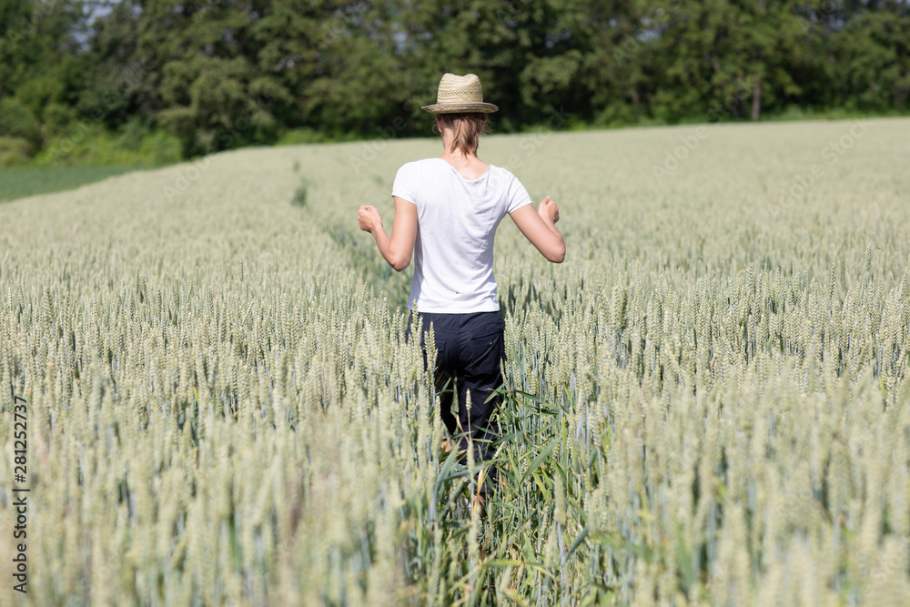 Junge Frau im Feld im Sommer Junge Frau im Feld im Sommer