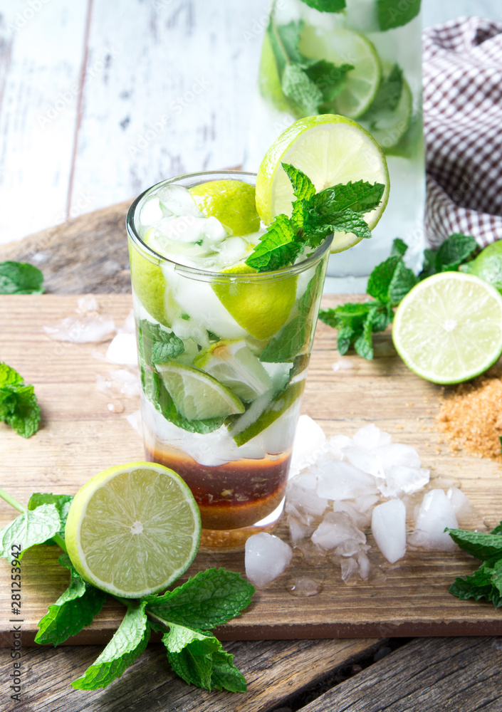 Fototapeta premium Mohito lime drinks on wooden with blur beach background