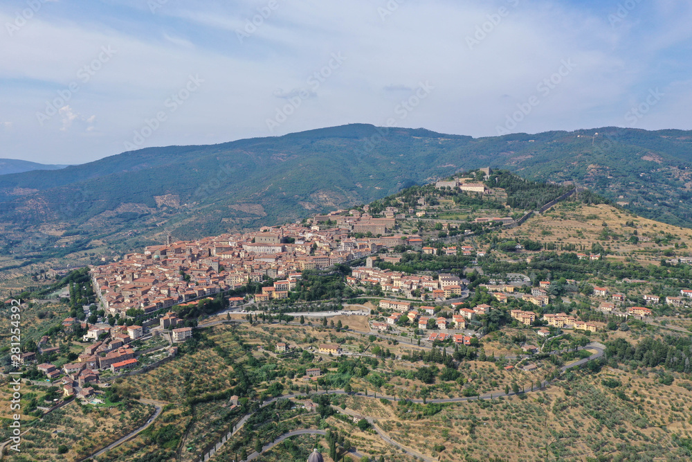 Drohnenbild: Stadt Cortona in der Toskana