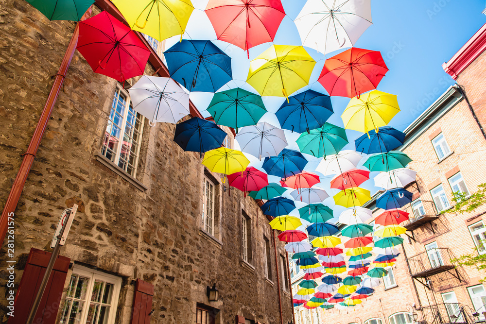 Naklejka premium Wiele parasoli na ulicy Petit Champlain w mieście Quebec