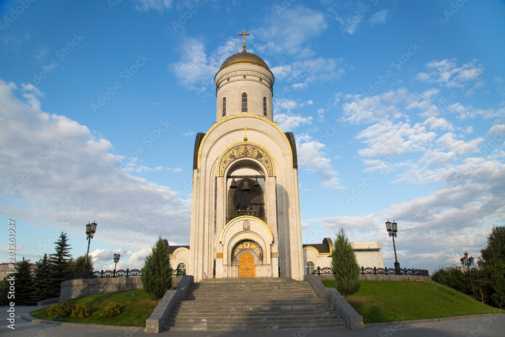 Fototapeta premium Church of the great Martyr George on Poklonnaya Hill on a Sunny day. Moscow attractions of World tourism.