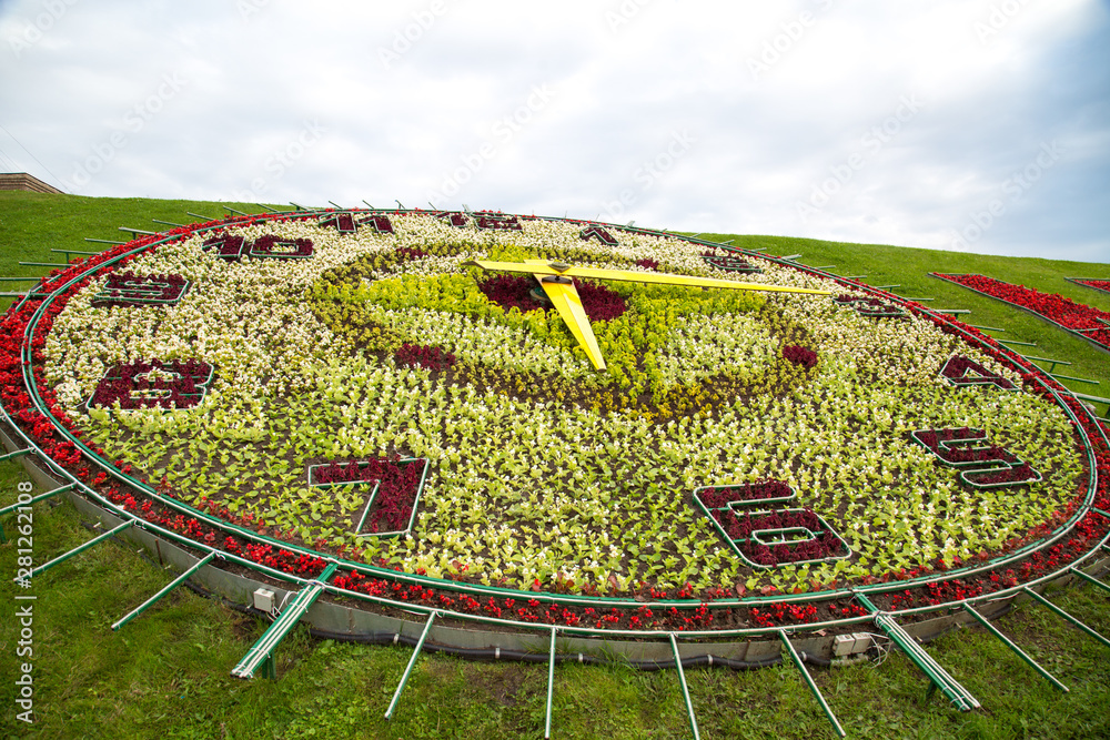 Flower clock on Poklonnaya Hill on a Sunny day. Moscow attractions of World tourism Flower clock on Poklonnaya Hill on a Sunny day. Moscow attractions of World tourism