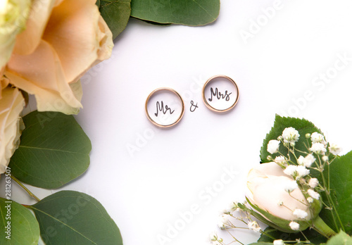 Quadro em tela Gold Wedding rings with mr and mrs text inside on white