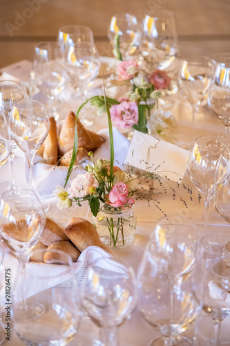 Décoration de table dans un restaurant pour un souper de mariage