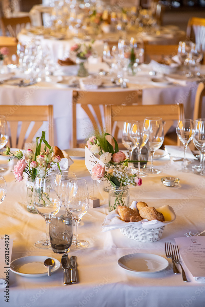 Décoration de table dans un restaurant pour un souper de mariage