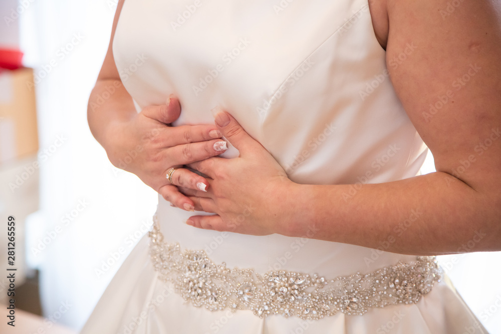 Détail de la mariée lors de l'habillage avant la cérémonie Détail de la mariée lors de l'habillage avant la cérémonie
