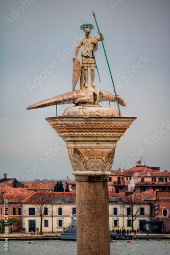 heiliger theodor auf der piazzetta di san marco in venedig, italien photo