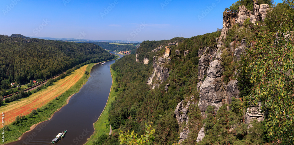Panorama am Aussichtspunkt Kanapee im Elbsandsteingebirge auf die Elbe
