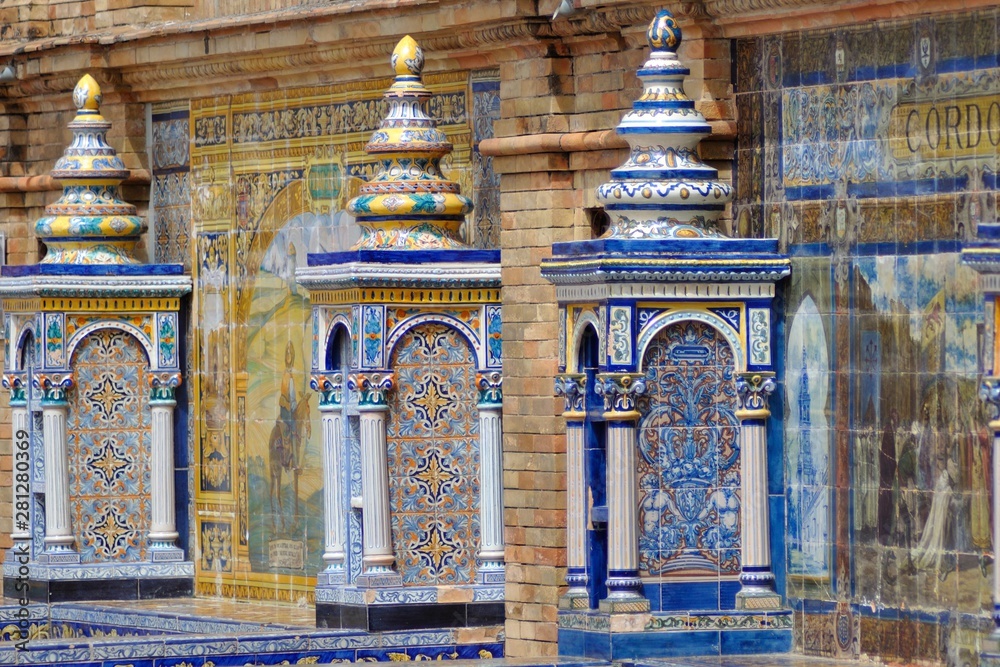 Detalles de cerámica en la Plaza de España de Sevilla