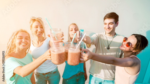 Canvas Print Group of happy young friends having fun and drinking smoothies