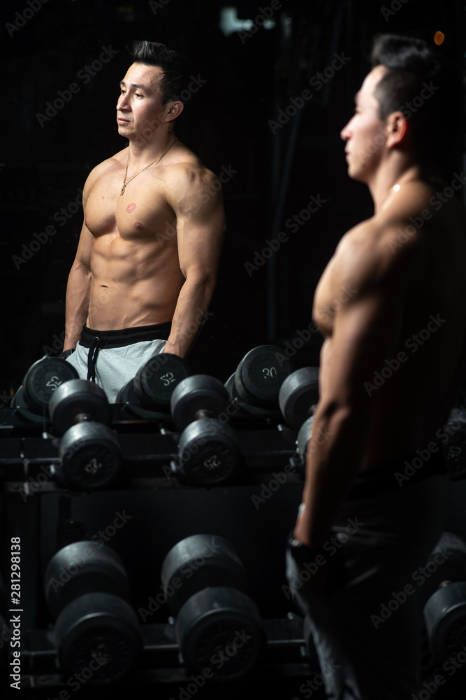 Fitness Hombre gym outfit muscle foto de Stock