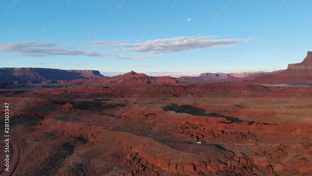 Fototapeta premium Widok z lotu ptaka pustyni, rzeki Kolorado w stanie Utah. Malownicza przyroda w pobliżu Parku Narodowego Canyonlands, Moab. Słoneczny poranek, wschód słońca.