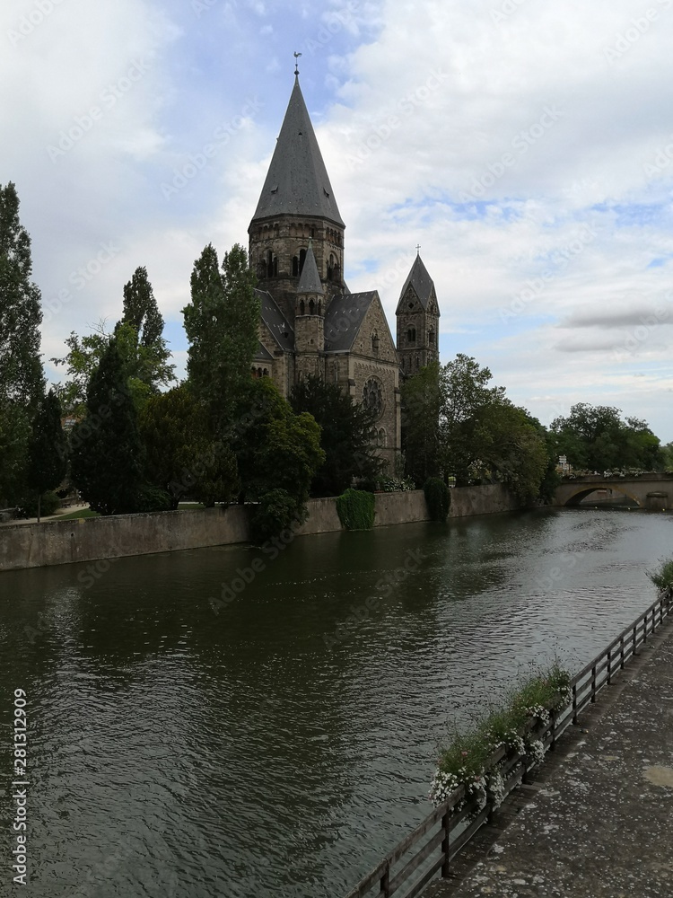 Temple Neuf à Metz avec vue sur la Moselle Temple Neuf à Metz avec vue sur la Moselle