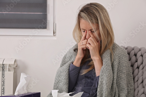 Foto Woman Sneezing into Tissue. Flu, Allergy, Runny Nose