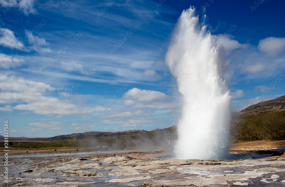 Eruption d'un geyser en Islande