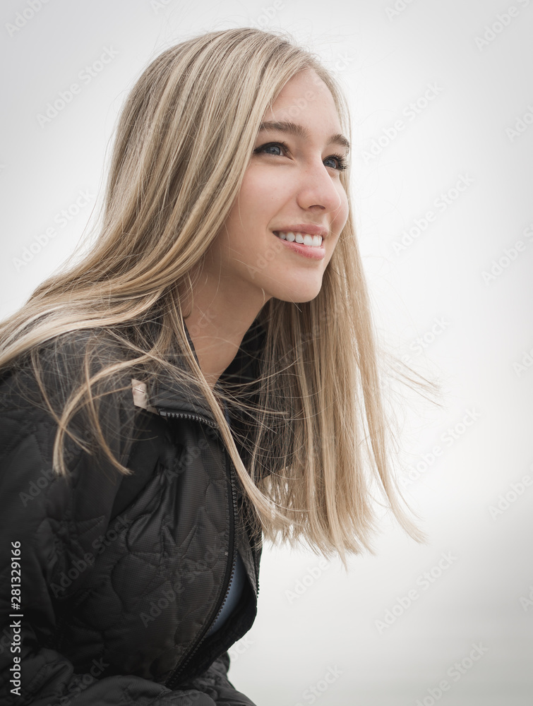 Naklejka premium Pretty young blonde women in a city