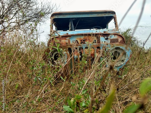 Canvastavla abandoned old car