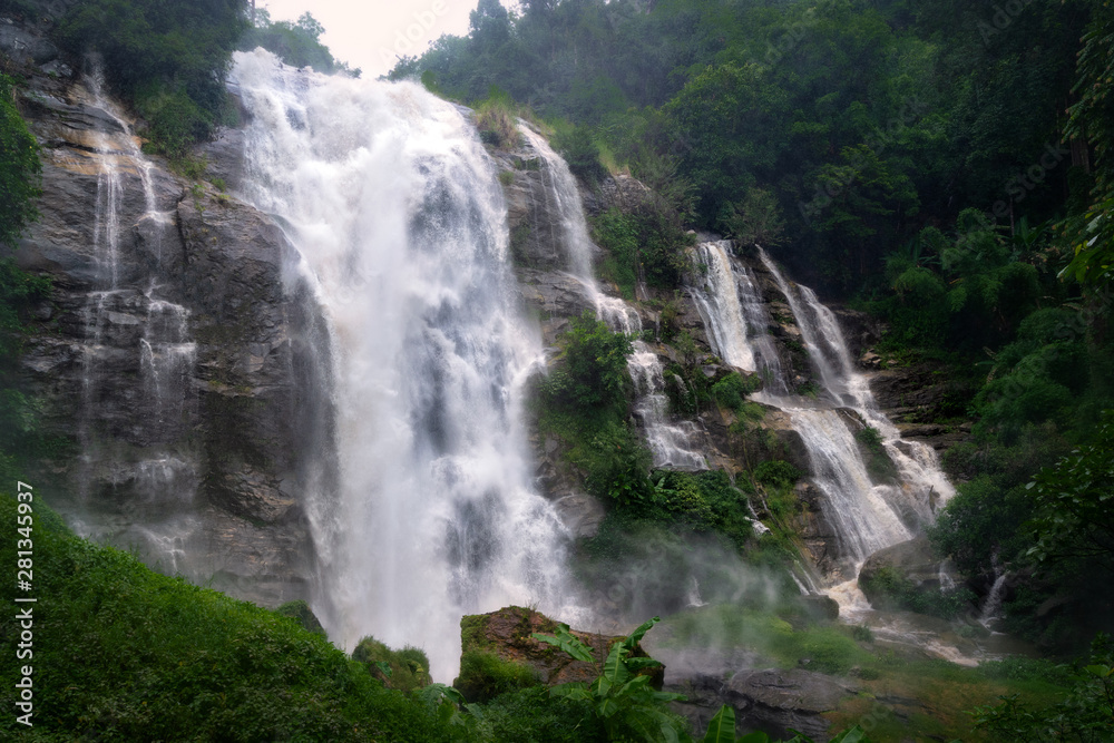 Obraz premium Wachiratarn Waterfall, Chiang Mai, Thailand, a beautiful mountain waterfall landscape