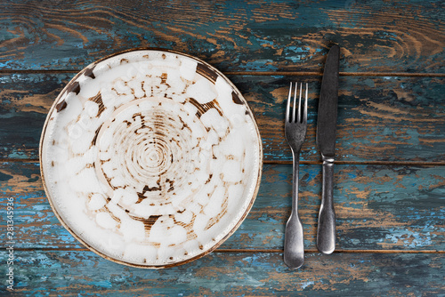 Obraz na płótnie Empty plate with fork and knife on colored wooden background, top view, copy space, mock-up w salonie