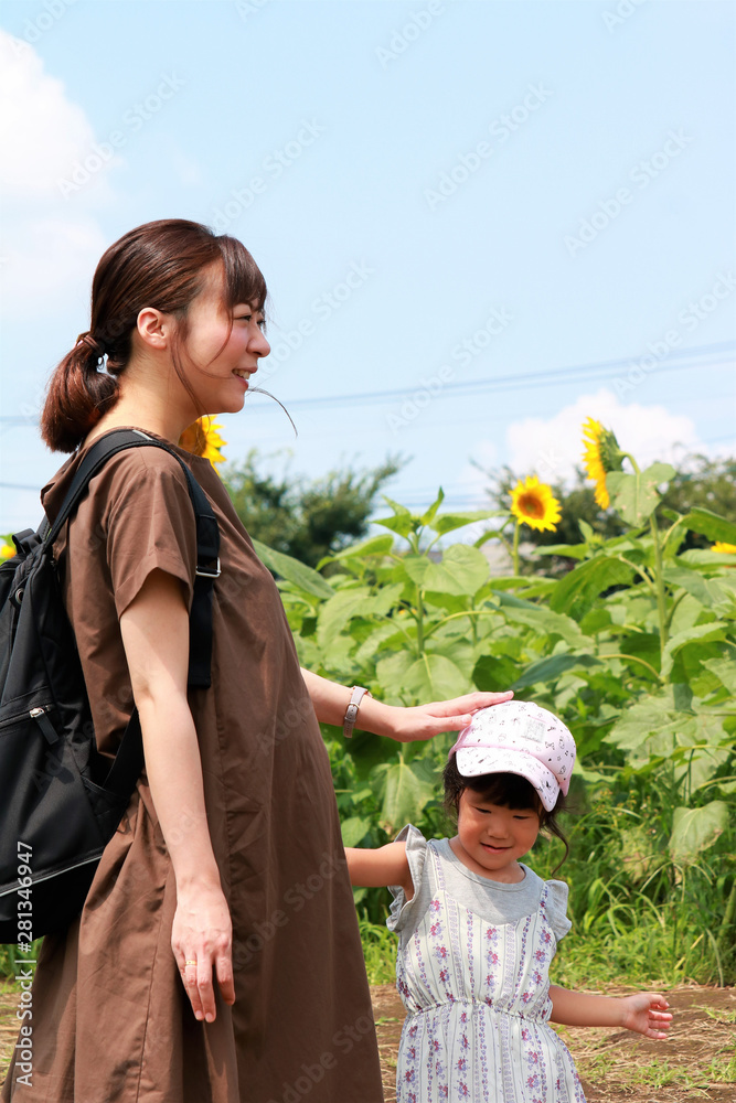 妊娠中のママのお腹に触れる子供 Stock Photo Adobe Stock