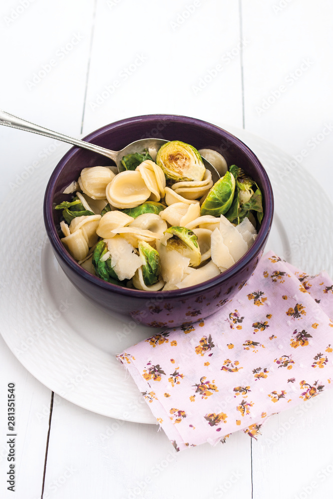 Ensalada de pasta con repollitos de bruselas Ensalada de pasta con repollitos de bruselas