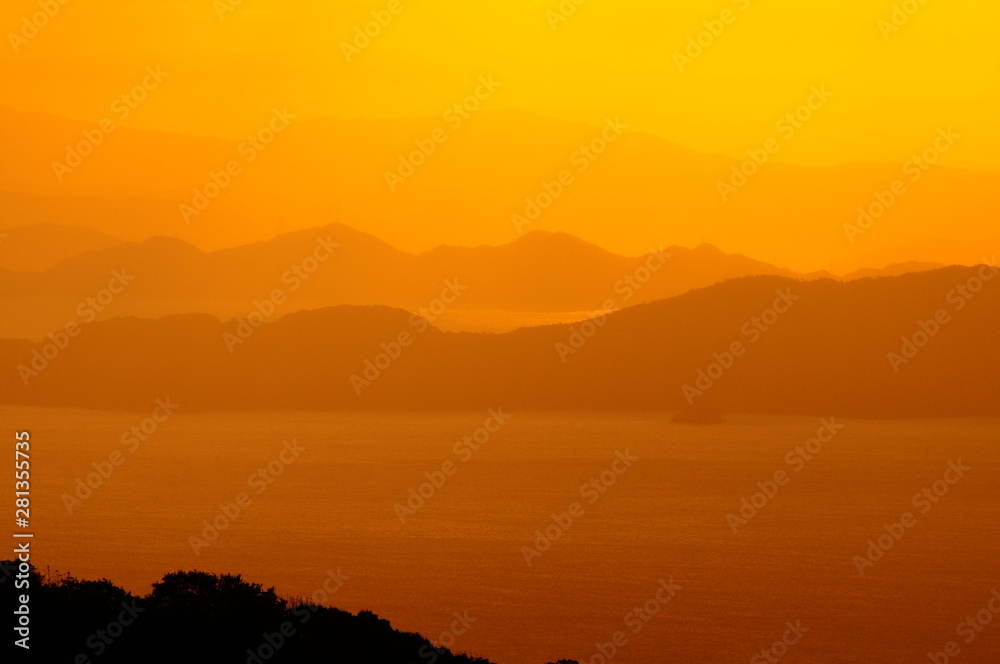 朝陽でオレンジ色に染まる日本海です