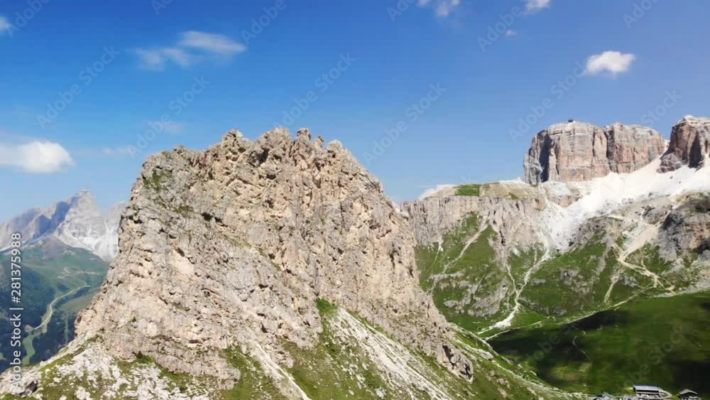 panorama sur un massif montagneux verdoyant des alpes dans les dolomites