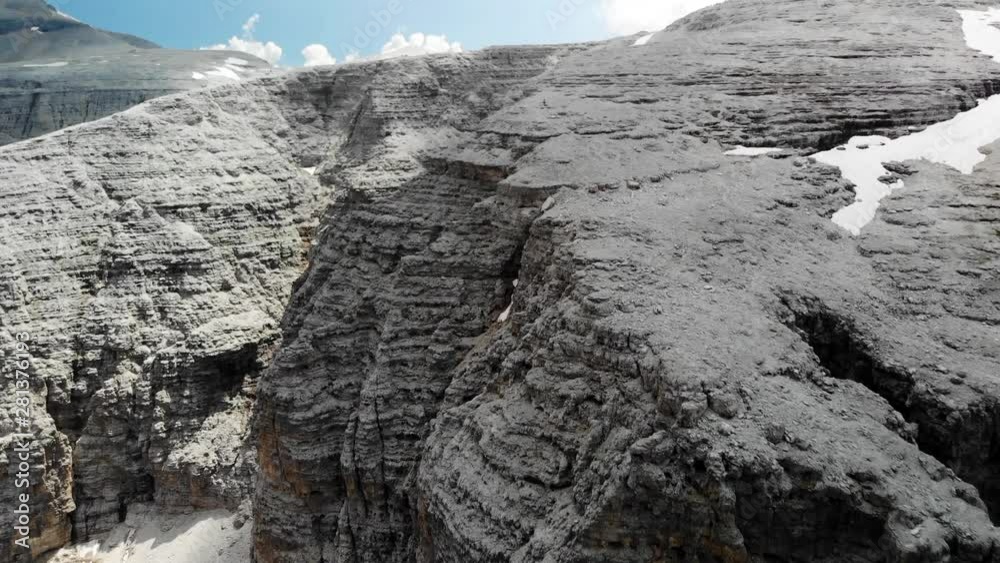 les plateaux déserts et rocailleux des sommets des montagnes des dolomites les plateaux déserts et rocailleux des sommets des montagnes des dolomites