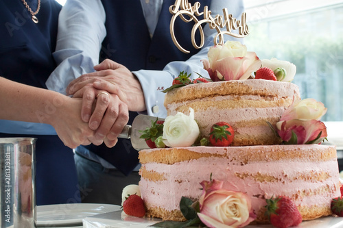 wedding cake pink day strawberry