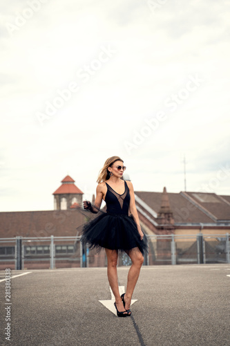 schöne Frau im schwarzem kurzem Kleid © Alex G