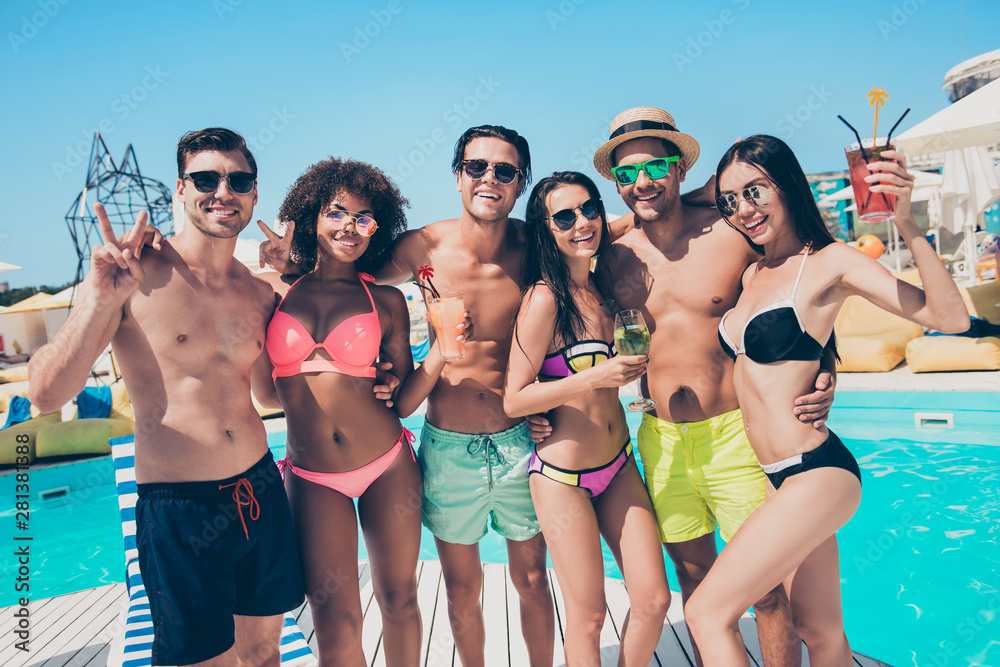 Photo of six friends hanging out enjoying best company drinking ice cocktails
