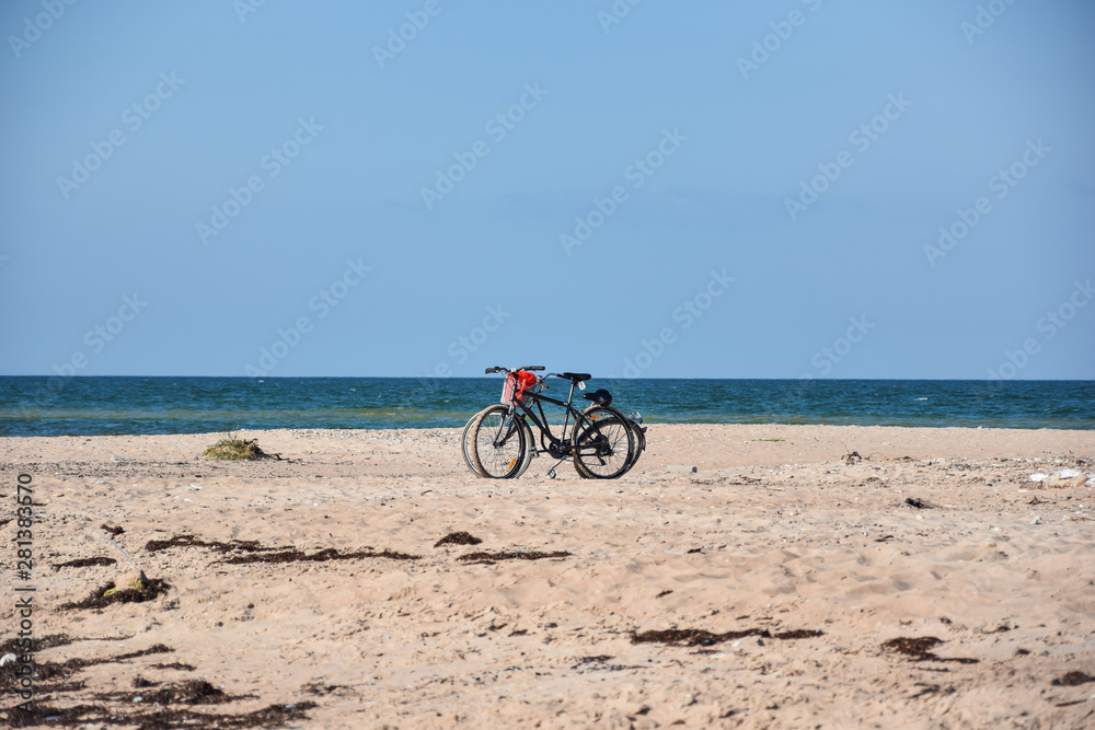 Fototapeta premium horizon, baltic, relaxation, germany, vehicle, tourism, bicycling, landscape, travel, beach, coast, outdoor, nature, sky, vacation, bike, summer, sea, holiday, bicycle, sport, leisure, vintage, backgr